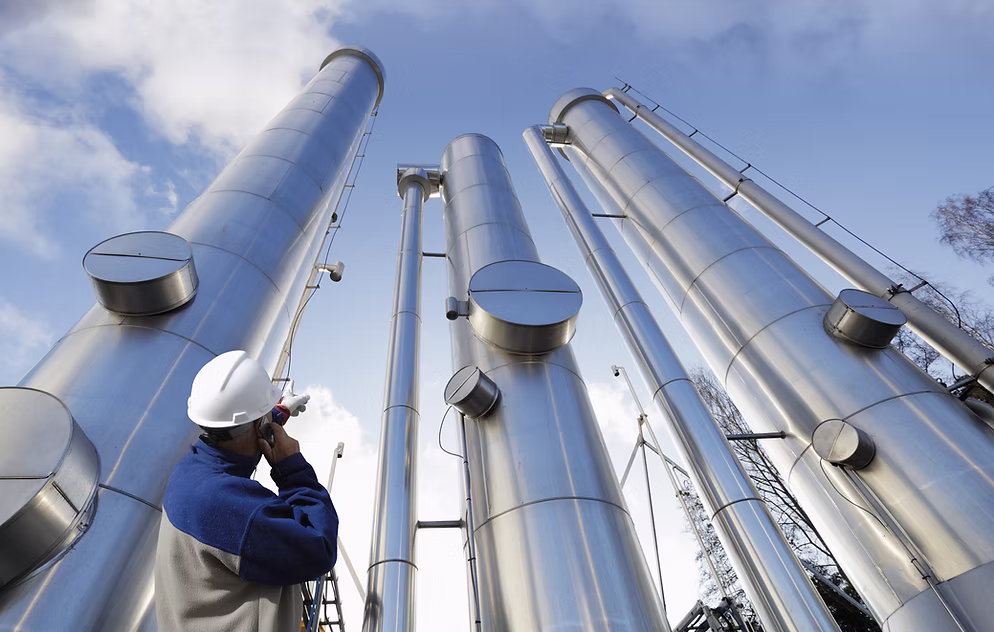 Industrianläggning med silor och produktionsbyggnader